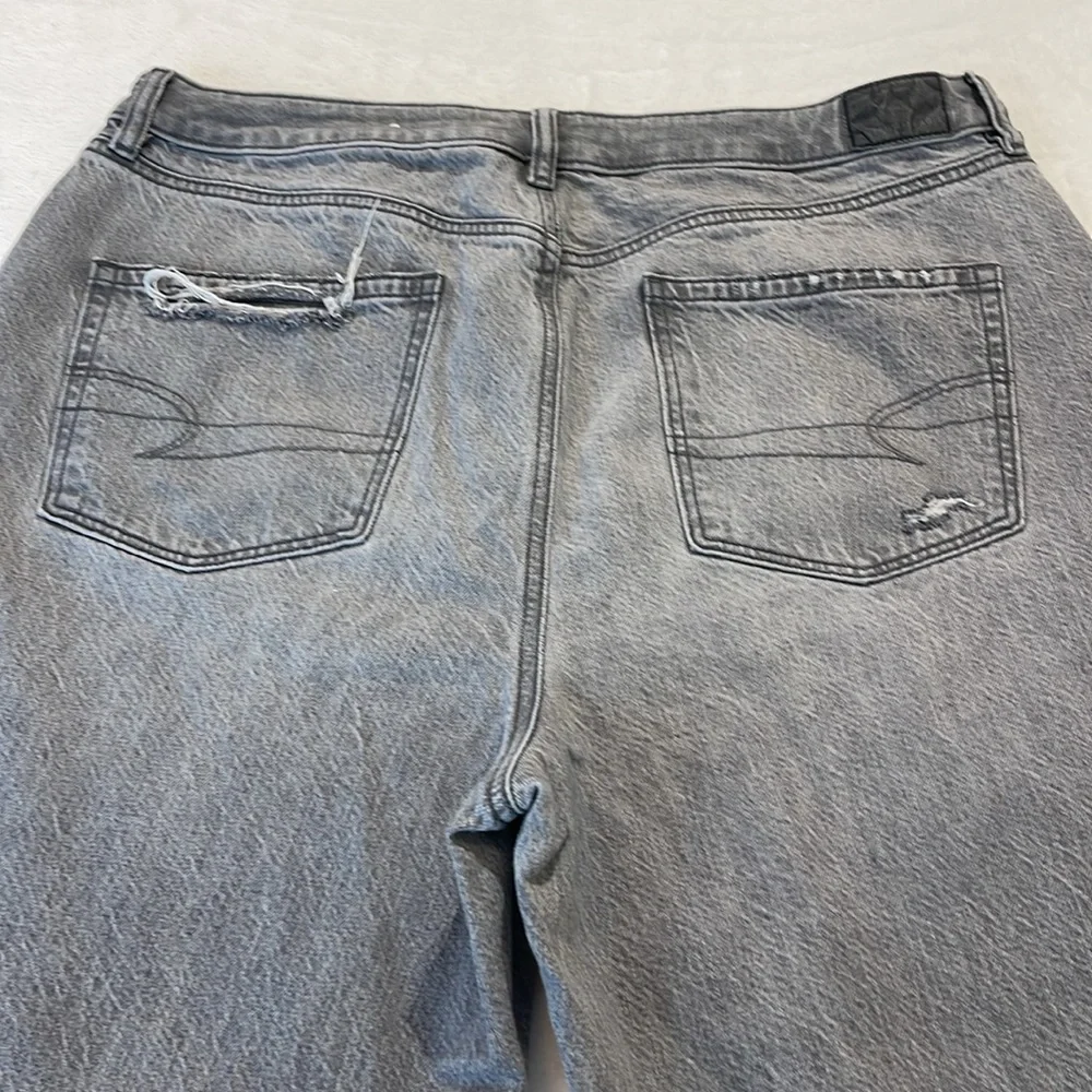 AMERICAN EAGLE WOMENS SIZE 16S Gray Distressed  MOM Jeans